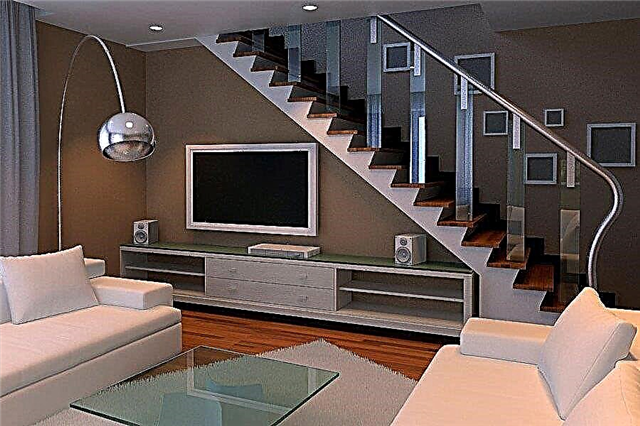 Interior da sala de estar con escaleiras ata o segundo andar